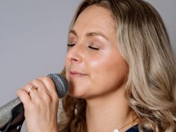 Chantal Will singt live mit einem Handmikrofon