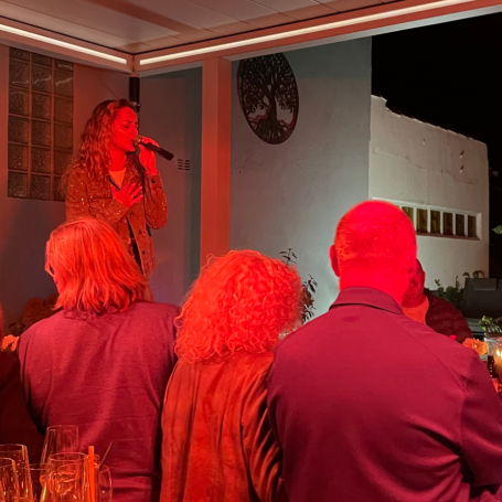 Chantal Will singt live vor den Gästen einer Veranstaltung