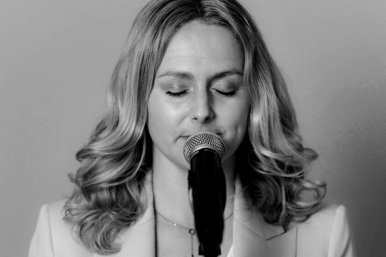 Chantal Will beim ruhigen Live-Gesang am Mikrofon