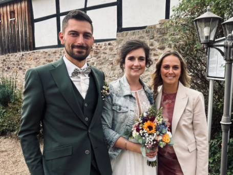 Hochzeitssängerin Chantal Will mit einem Brautpaar nach der Trauung