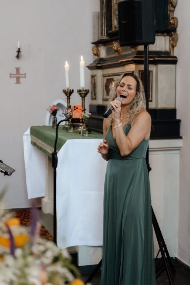 Chantal Will singt bei einer kirchlichen Trauung