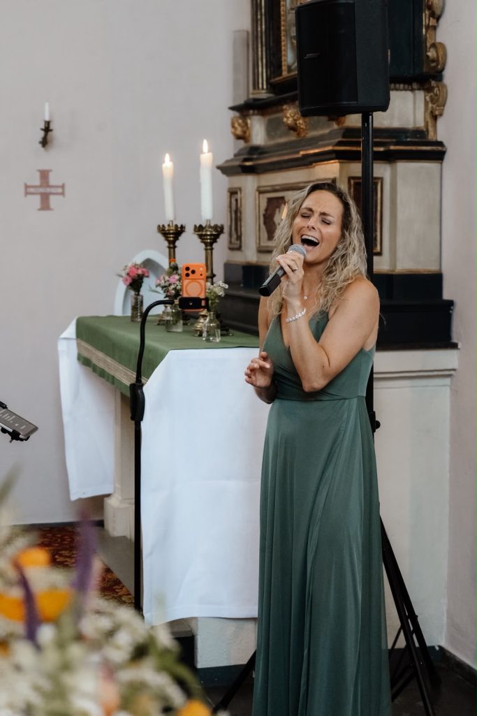 Chantal Will singt bei einer kirchlichen Trauung
