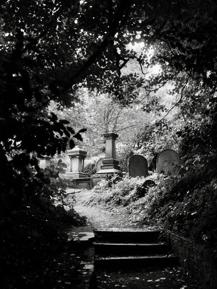 Weg auf einem Friedhof im Grünen