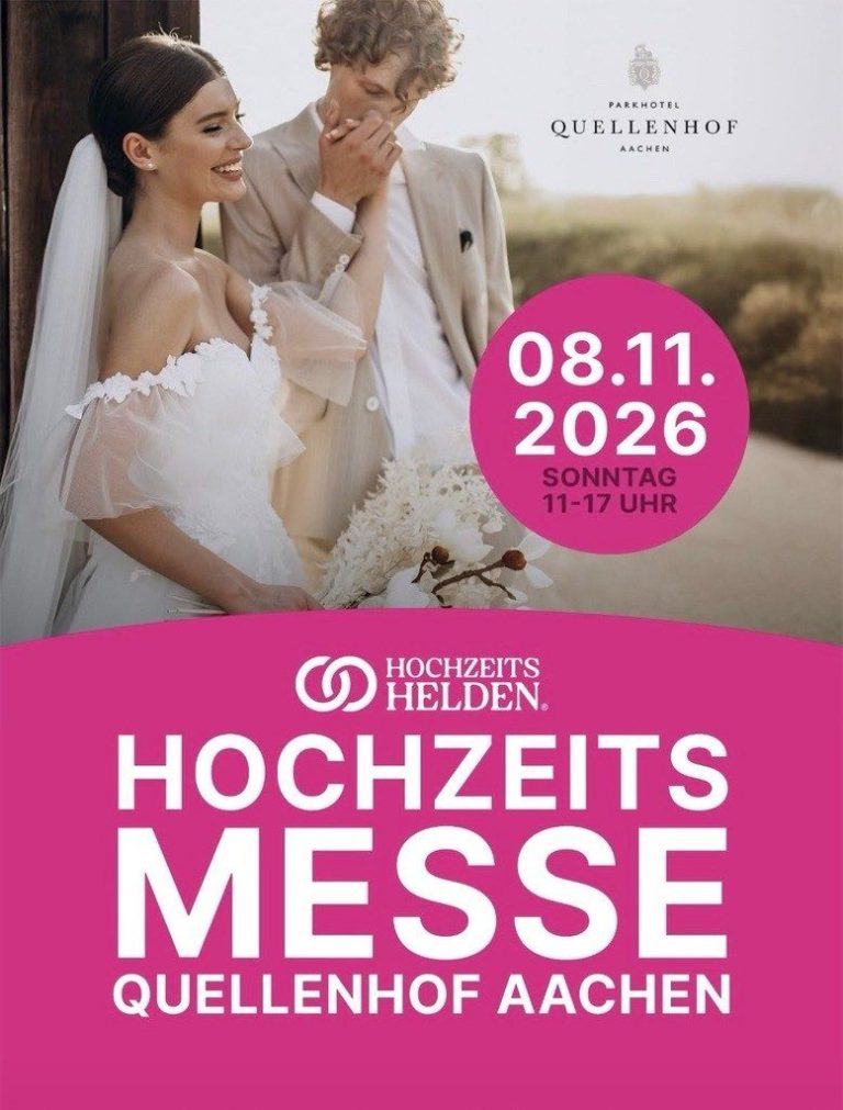 Sängerin Chantal Will mit Mikrofon unter dem Veranstaltungsplakat der Hochzeitsmesse im Quellenhof Aachen am 8. November 2026.