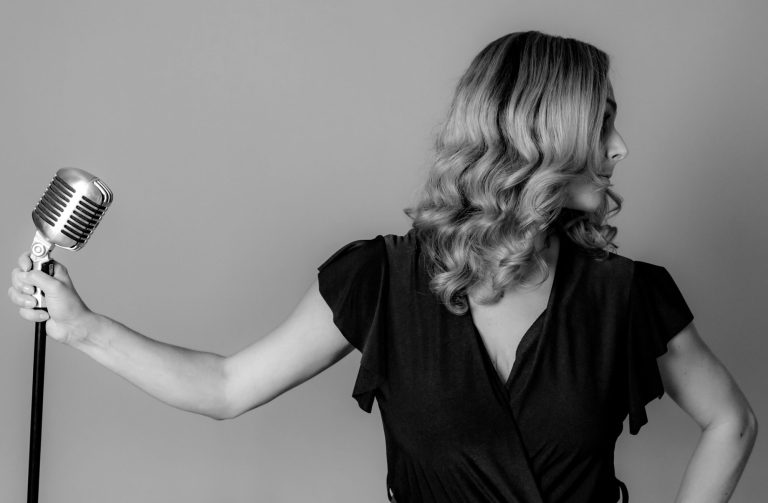 Chantal Will singt live mit einem Handmikrofon