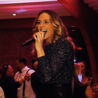 Chantal Will singt live in ein Handmikrofon