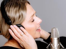 Chantal Will bei einer Gesangsaufnahme im Tonstudio