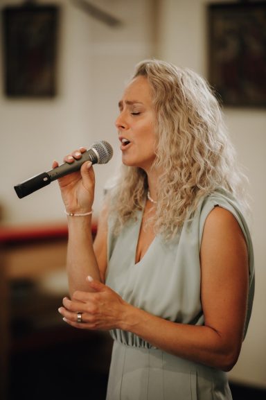 Chantal Will singt live bei einer Hochzeitsfeier