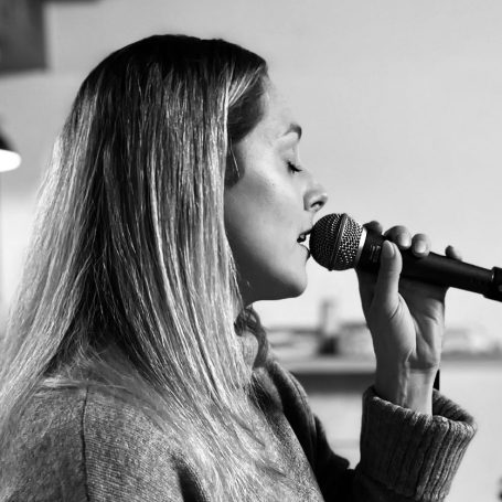 Chantal Will singt bei einer Abendveranstaltung
