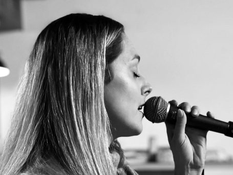 Chantal Will beim einfühlsamen Live-Gesang