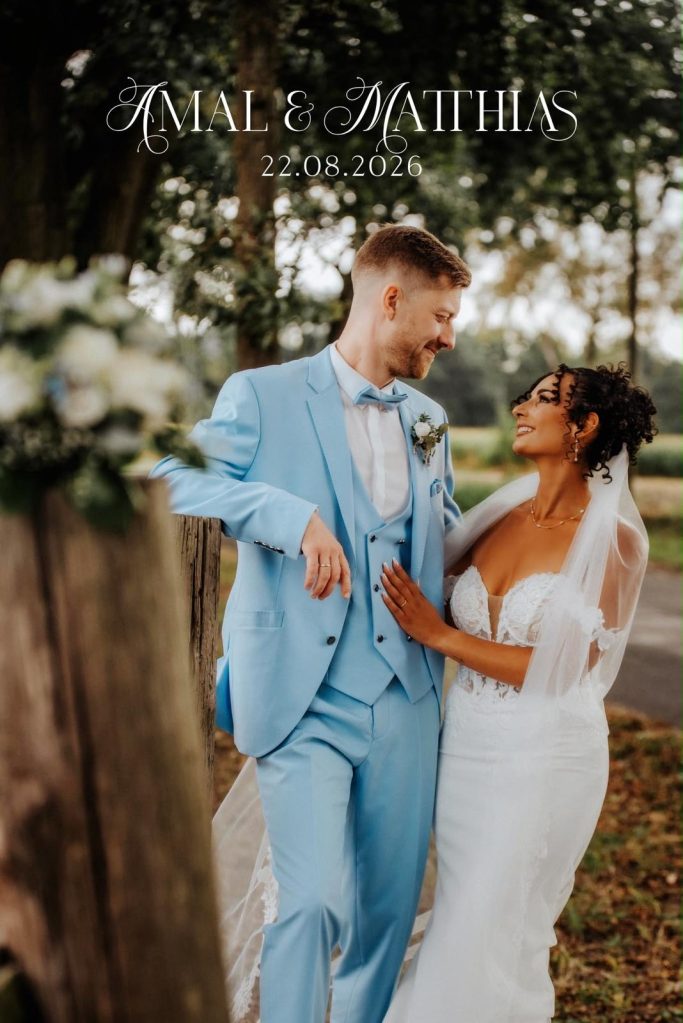 Glückliches Brautpaar bei seiner Hochzeit im Freien