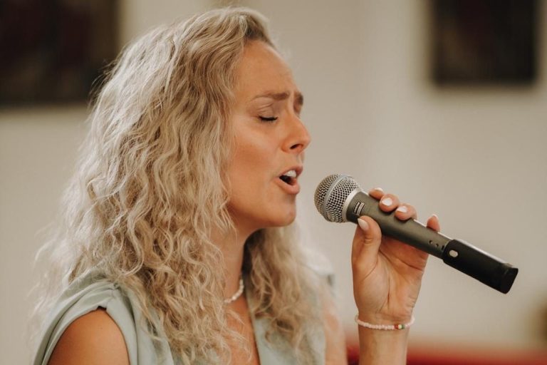Chantal Will singt bei einer Feier