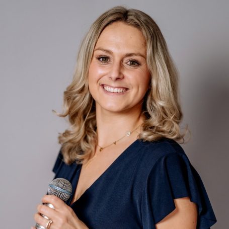 Sängerin Chantal Will mit Mikrofon