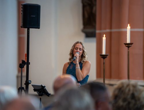 Hochzeitssängerin Chantal Will bei einer Trauung in der Kirche