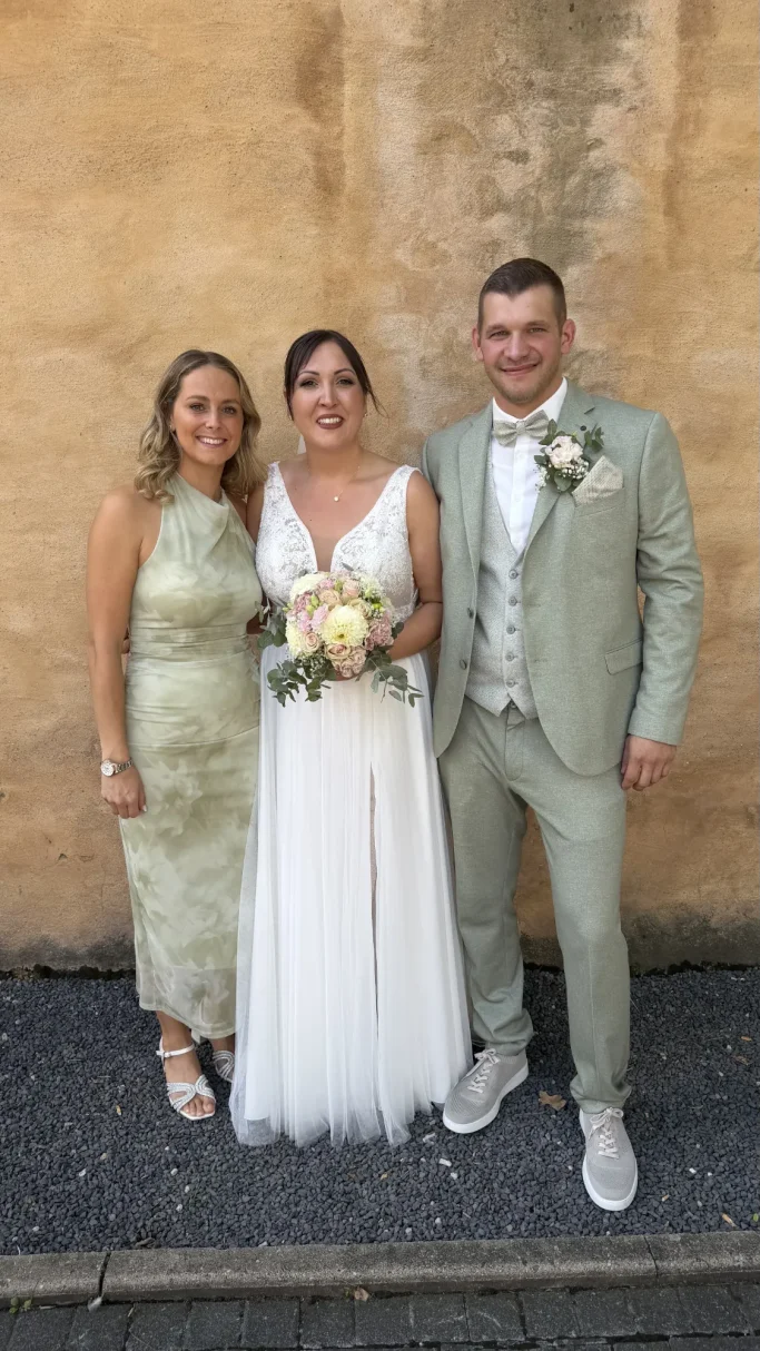 Chantal Will gemeinsam mit einem Brautpaar nach der Hochzeit