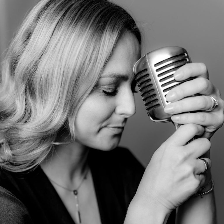 Chantal Will singt live mit einem Handmikrofon