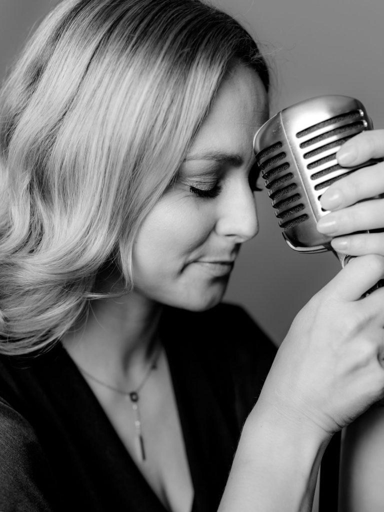 Chantal Will am Mikrofon in nachdenklicher Stimmung
