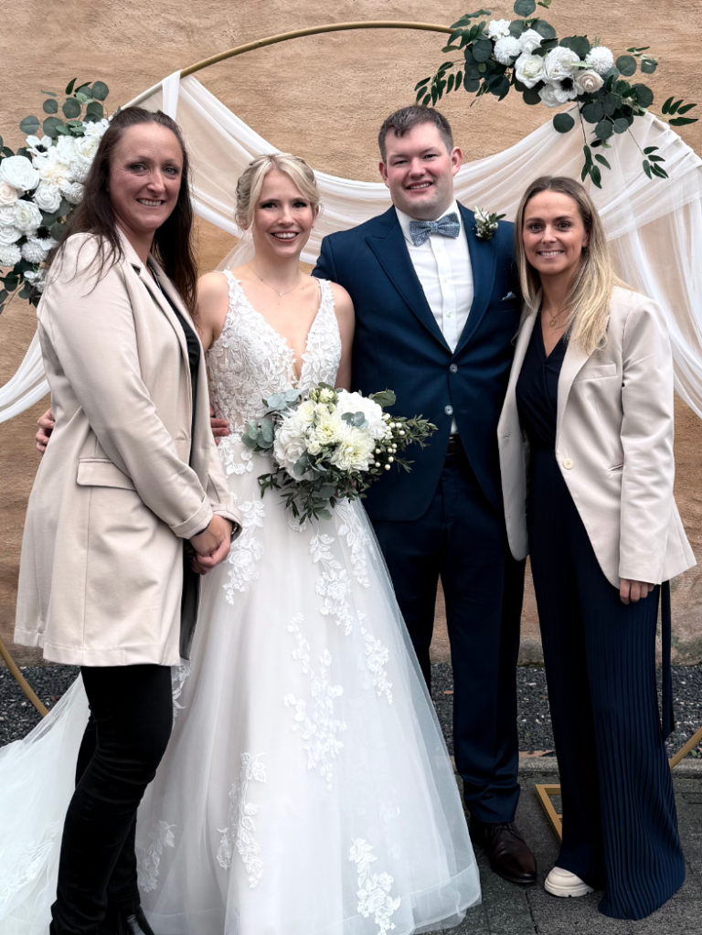 Chantal Will gemeinsam mit einem Brautpaar nach der Hochzeit
