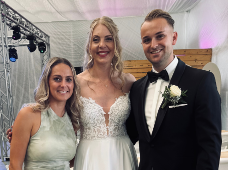 Chantal Will mit einem Brautpaar bei der Hochzeitsfeier