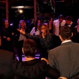 Chantal Will singt bei einem weihnachtlichen Live-Auftritt
