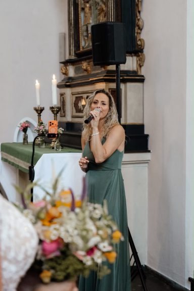 Chantal Will begleitet eine kirchliche Hochzeit mit Live-Gesang