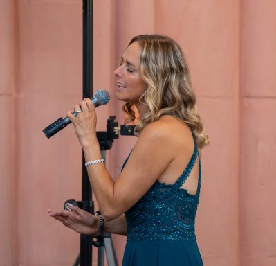 Chantal Will singt bei einer kirchlichen Trauung