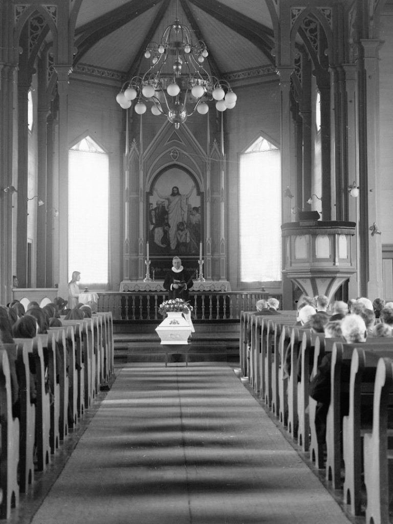 Innenraum einer Kirche vor einer Trauerfeier