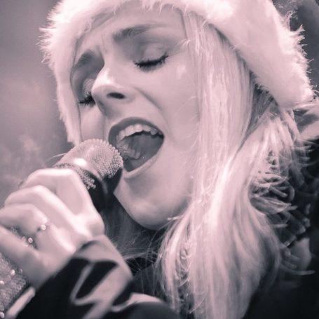 Gäste feiern bei einem Live-Auftritt von Chantal Will