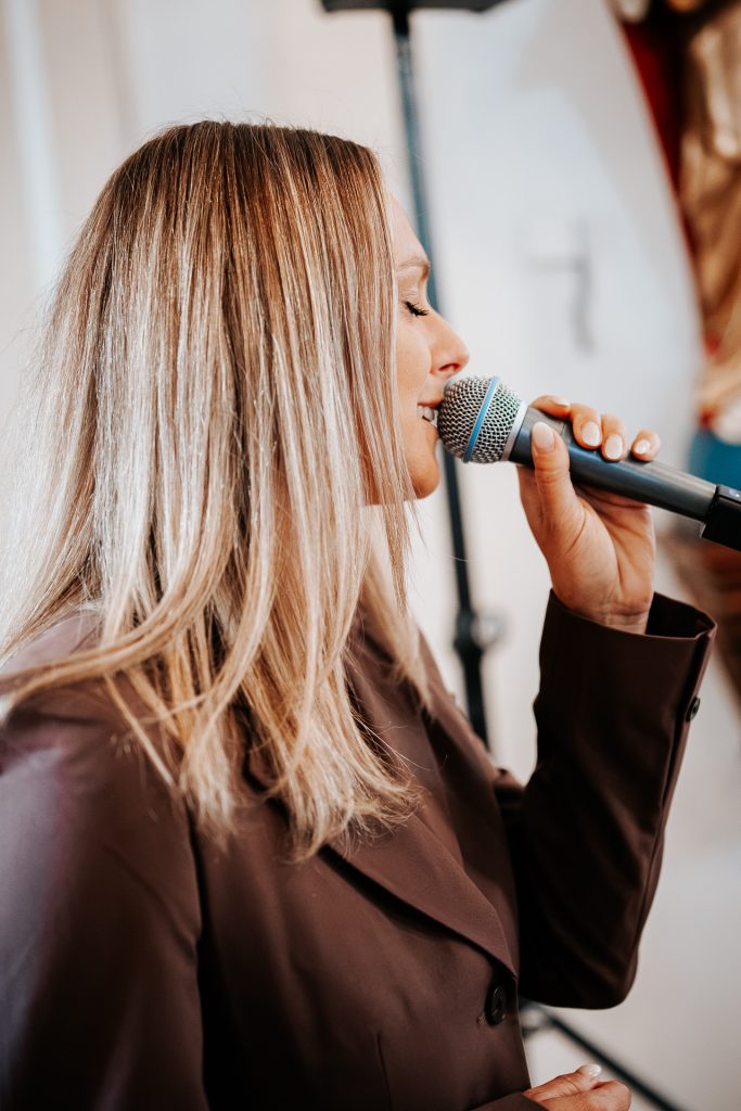 Chantal Will singt bei einer Hochzeit mit Mikrofon