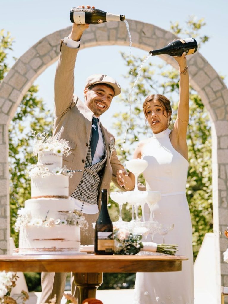 Brautpaar schneidet gemeinsam die Hochzeitstorte an